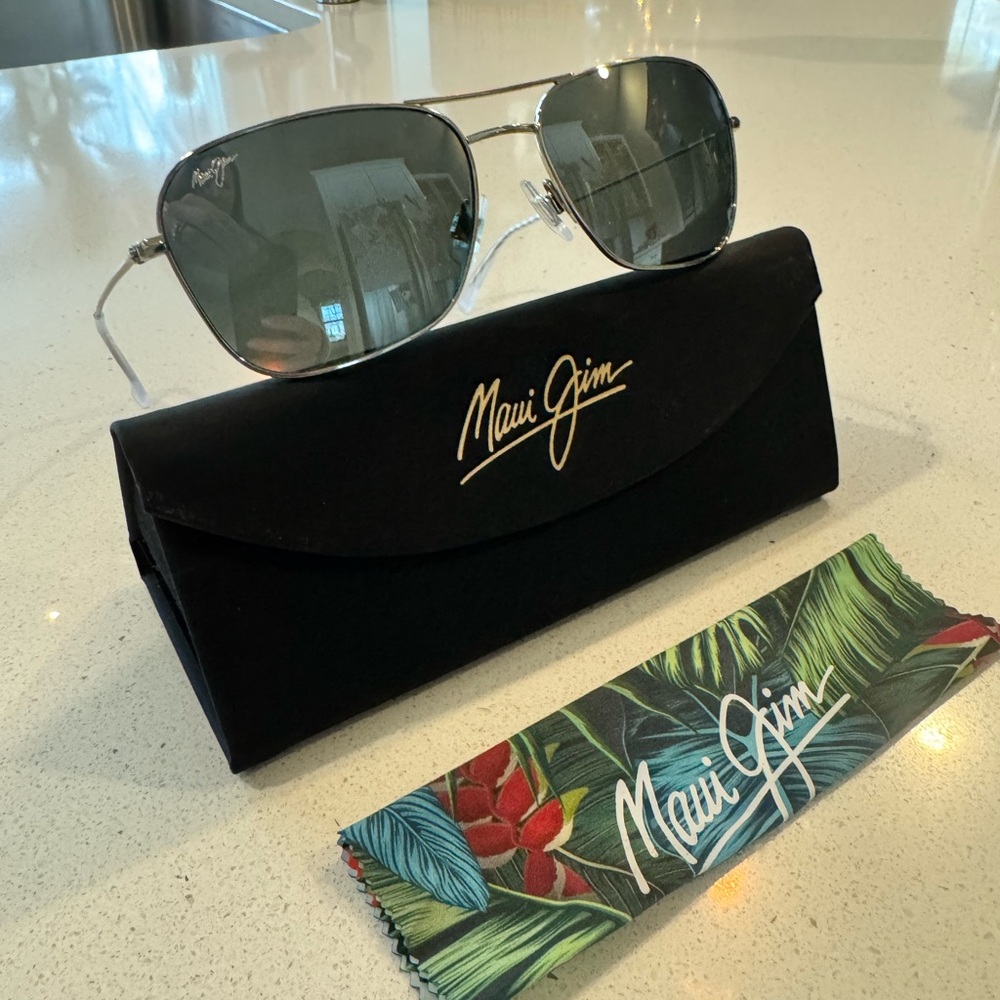 Maui Jim NA‘AUAO Polarized Aviator Sunglasses with Black Case and cleaning cloth